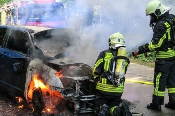 Auto gerät während der Fahrt in Brand - Auf der Parkstraße in Aue stand ein Suzuki in Flammen. 