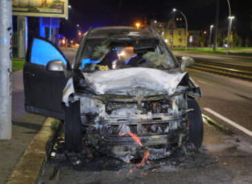 Auto in Flammen: Annaberger Straße in Chemnitz gesperrt - 