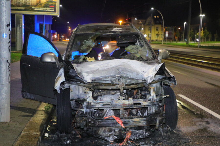 Auto in Flammen: Annaberger Straße in Chemnitz gesperrt