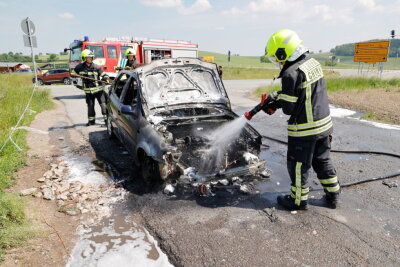 Auto in Klaffenbach komplett ausgebrannt - Der 17 Jahre alte Polo brannte komplett aus, verletzt wurde dabei niemand. 