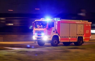 Auto in Leipzig-Connewitz angezündet: Ermittlungen - Ein Löschfahrzeug der Feuerwehr fährt mit Blaulicht und Martinshorn.