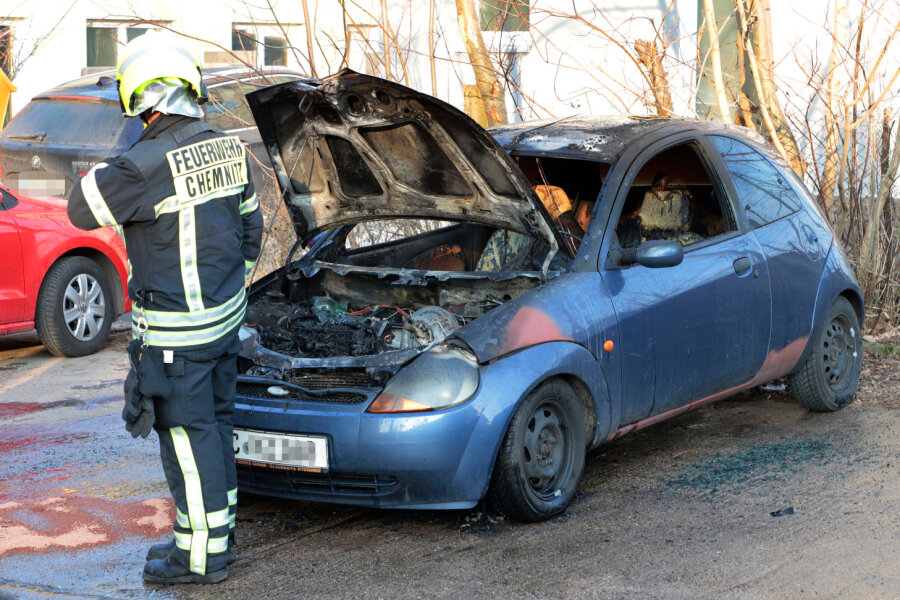 Auto in Rabenstein in Flammen - 