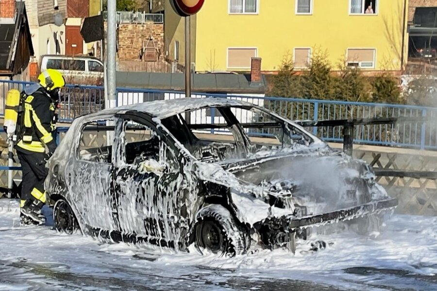 Auto in Schneeberg brennt und rollt weg - Ein Auto ist in Schneeberg in Brand geraten. 