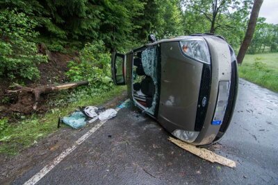 Auto kollidiert mit Baum: Feuerwehr muss Fahrer befreien - 