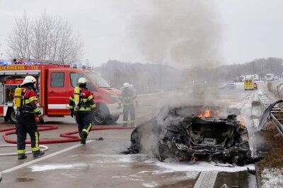 Auto kollidiert mit Leitplanke und fängt Feuer - 