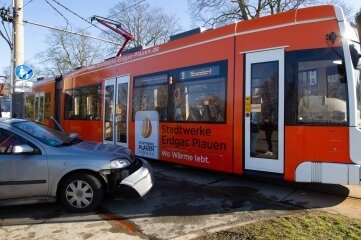Auto kollidiert mit Straßenbahn - Bei dem Unfall entstand zum Glück nur Sachschaden. 