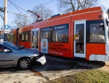 Auto kollidiert mit Straßenbahn - Bei dem Unfall entstand zum Glück nur Sachschaden. 