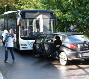 Auto kollidiert mitLinienbus - Ein Auto und ein Linienbus sind auf der Straße Zur Baumwolle zusammengestoßen. 