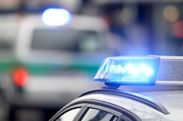 Auto kommt bei Seelitz von Fahrbahn ab: ein Schwerverletzter - 