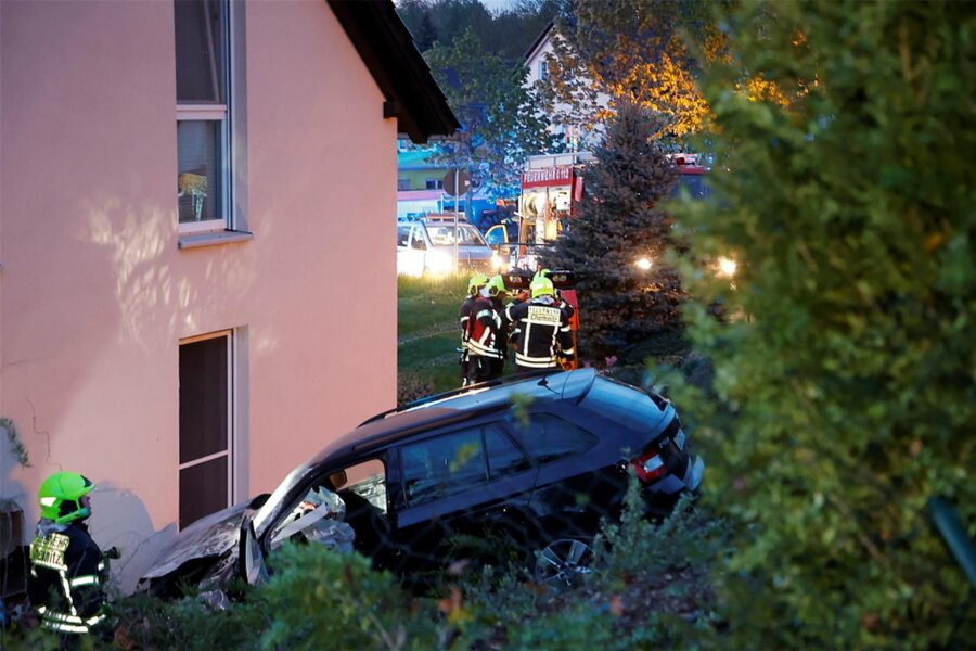 Auto kracht in Wohnhaus in Chemnitz: Zwei Schwerverletzte - Ein Skoda-Fahrer und seine Beifahrerin sind bei einem Unfall schwer verletzt worden. Das Auto raste in ein Haus.