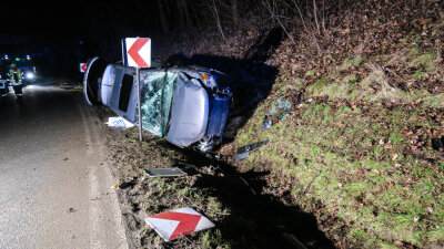 Auto landet auf B101 in Schwarzenberg im Graben - Fahrer schwer verletzt - 