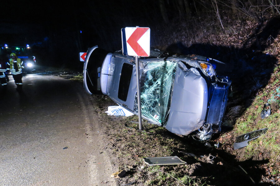 Auto landet auf B101 in Schwarzenberg im Graben - Fahrer schwer verletzt - 