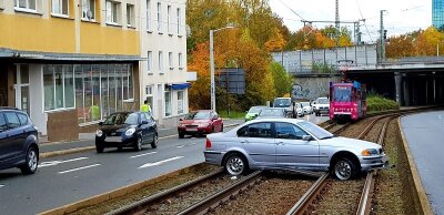 Auto landet auf Straßenbahn-Gleisen - 