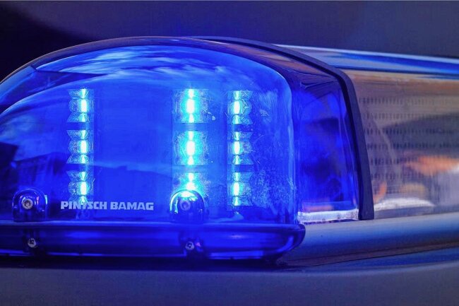Auto landet nach Kollision mit Gegenverkehr auf Feld - Blaulichteinsatz am Montagnachmittag zwischen Marienberg und Großrückerswalde: Ein Pkw war nach einer Kollision mit dem Gegenverkehr auf ein Feld geschleudert worden. 