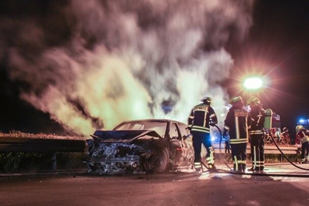 Auto nach Kollision mit Gefahrguttransporter ausgebrannt - 