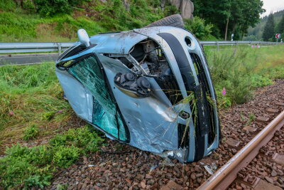 Auto nach Unfall im Gleisbett - Bahnstrecke gesperrt - 