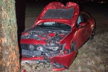 Auto prallt bei Sturm gegen Baum - Der Mazda nach der Kollision mit einem Baum. Der Fahrer kam ins Krankenhaus. 