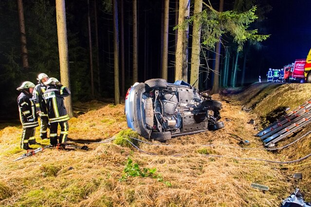 Auto prallt gegen Bäume - Fahrer schwer verletzt - 