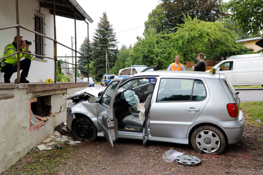 Auto prallt gegen Haus in Geringswalde - zwei Verletzte - Am Freitagmorgen ist ein VW gegen ein Haus in Geringswalde gefahren.