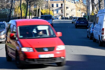 Auto rast in Chemnitz mit 85 km/h auf Wohnhaus zu: Was den Fahrer jetzt erwartet - Alltägliche Szene auf dem Chemnitzer Sonnenberg: Als Tempo-30-Strecke mündet die Hofer Straße in eine 90-Grad-Kurve. Anwohner können kaum zu glauben, dass vor ihrer Haustür ein Autofahrer mit 85 km/h geblitzt wurde.