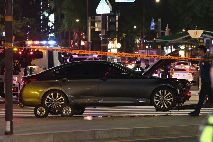 Auto reißt bei Unfall in Seoul neun Menschen in den Tod - Ein Autofahrer hat in Seoul nach Medienberichten mehrere Menschen auf einem Gehweg erfasst.