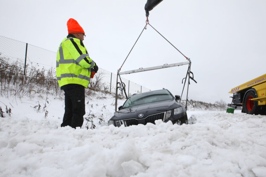 Auto rutscht bei Schneeverwehungen in Seitengraben - 