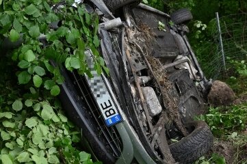 Auto treibt es aus der Kurve - Am Auto entstand ein Schaden von 5000 Euro. Die Insassen blieben unverletzt.