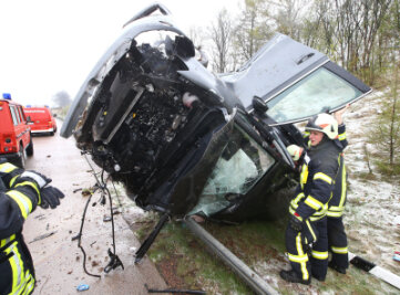 Auto überschlägt sich auf A 4 bei Hohenstein-Ernstthal - Mehrere Verletzte gab es am Montag bei einem Unfall auf der A 4 bei Hohenstein-Ernstthal