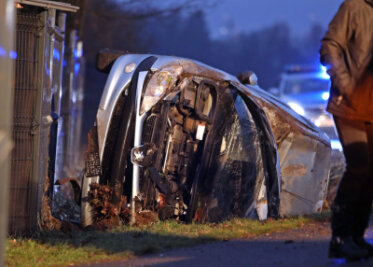 Auto überschlägt sich auf B 180 - zwei Verletzte - In Gersdorf ereignete sich gegen 16 Uhr ein Unfall, bei dem zwei Personen verletzt wurden.