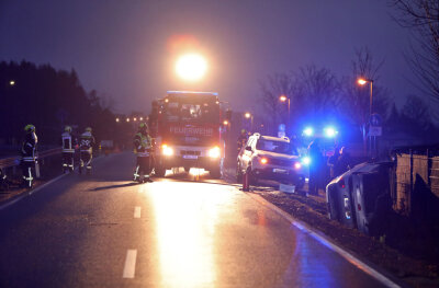 Auto überschlägt sich auf B 180 - zwei Verletzte - Einsatzkräfte der Feuerwehr Gersdorf sperren die Bundesstraße, auf der sich der Unfall ereignet hat.