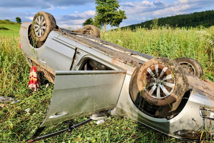 Auto überschlägt sich in Kurve - ein Schwerverletzter in Wildenfels - In Wildenfels ereignete sich am Freitagabend ein schwerer Unfall.