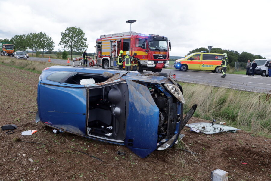 Auto überschlägt sich in Mülsen: Fahrerin schwer verletzt - 