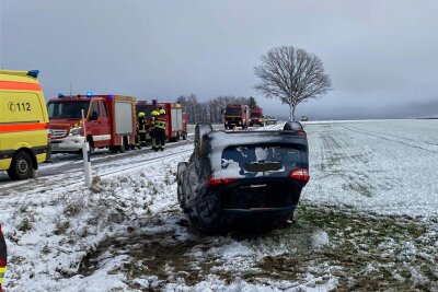 Auto überschlägt sich: Mittweidaer Feuerwehr rückt nach Lichtenau aus - Die Feuerwehr Mittweida ist am Freitag zu einem Unfall alarmiert worden. Ein Auto hatte sich überschlagen.