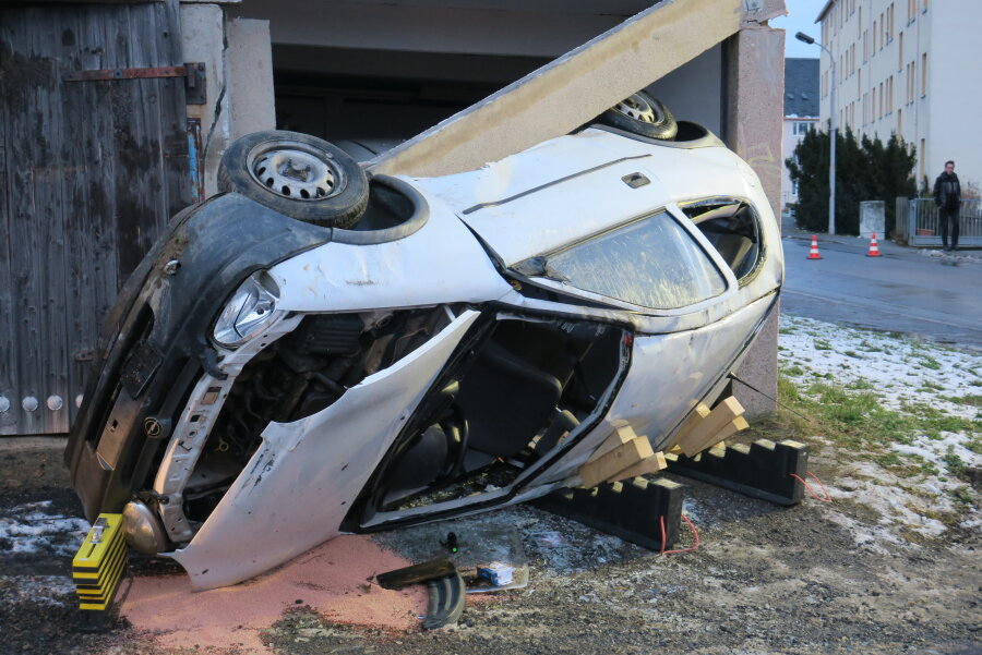 Auto überschlägt sich - zwei Jugendliche verletzt - Ein Opel ist in Lößnitz in zwei Garagen gekracht.