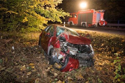 Auto überschlägt sich zwischen Weißenborn und Lichtenberg - Bei dem Unfall nahe Weißenborn wurde ein roter Citroen stark beschädigt.