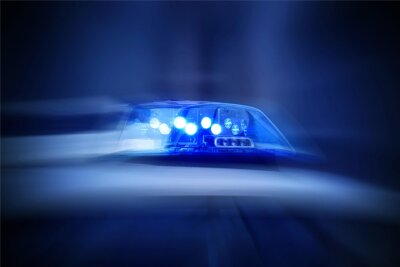 Auto versinkt bei Großweitzschen in der Mulde - Zu einem Unfall bei Westewitz ist die Polizei in der Nacht gerufen worden.