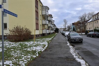 Auto wird in Zwickau abgeschleppt, während Halterin Urlaub macht: Ist das rechtens? - Wegen der Balkonanbauten wurde im Jahr 2016 auf der Anne-Frank-Straße in Zwickau ein Halteverbot angeordnet.