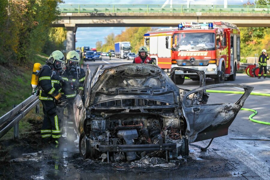 Autobahn 14 wegen Feuerwehreinsatz voll gesperrt - Die Feuerwehr musste ein brennendes Auto am Samstagnachmittag auf der A 14 Richtung Dresden löschen.