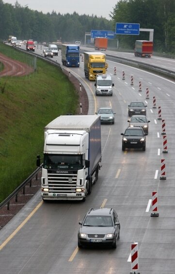 Autobahn 4: Fehler an Fugen bremsen Verkehr - 
              <p class="artikelinhalt">Zwischen Limbach-Oberfrohna und Wüstenbrand muss der Verkehr auf der A 4 schleichen. A. Kretschel</p>
            