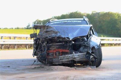 Autobahn 4 nach Unfall voll gesperrt - Der verunglückte BMW.