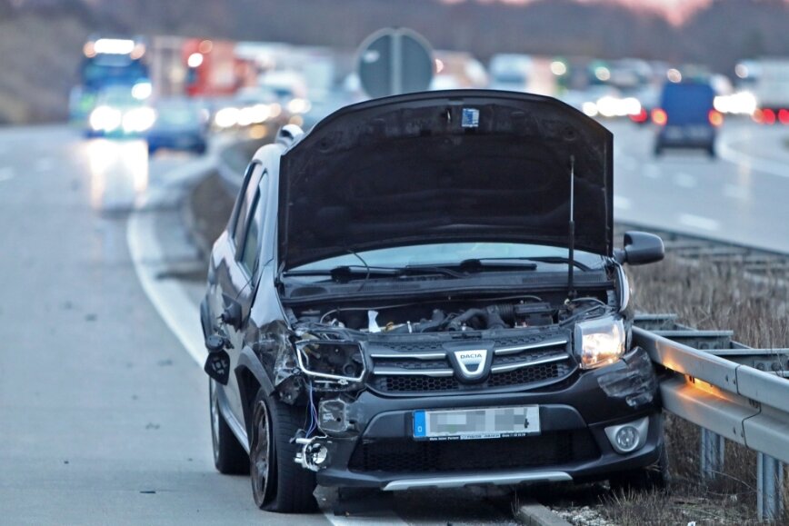 Autobahn 4 nach Unfall voll gesperrt - Nach einem Unfall mit mehreren beteiligten Fahrzeugen musste die A 4 gesperrt werden. 