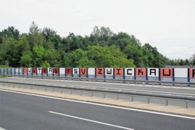 Autobahn 4: Riesiger Schriftzug an Lärmschutzwand bei Crimmitschau - Immer wieder werden Lärmschutzwände, wie hier an der B 93 bei Zwickau, mit Parolen beschmiert. Foto: Polizei/Archiv