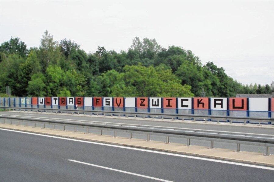 Autobahn 4: Riesiger Schriftzug an Lärmschutzwand bei Crimmitschau - Immer wieder werden Lärmschutzwände, wie hier an der B 93 bei Zwickau, mit Parolen beschmiert. Foto: Polizei/Archiv