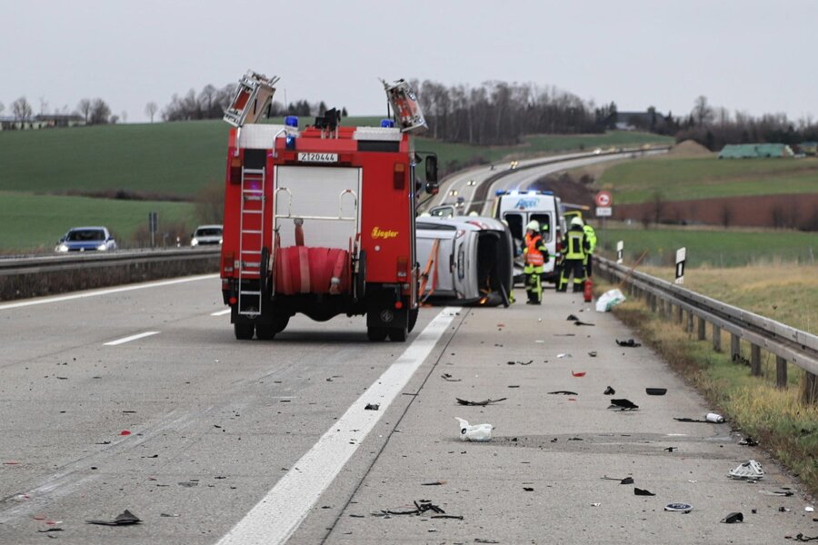 Autobahn 72 bei Reinsdorf: Pkw kollidiert mit einem Transporter - Zu einem schweren Verkehrsunfall war es kurz vor 11 Uhr auf der A 72 in Fahrtrichtung Chemnitz gekommen.