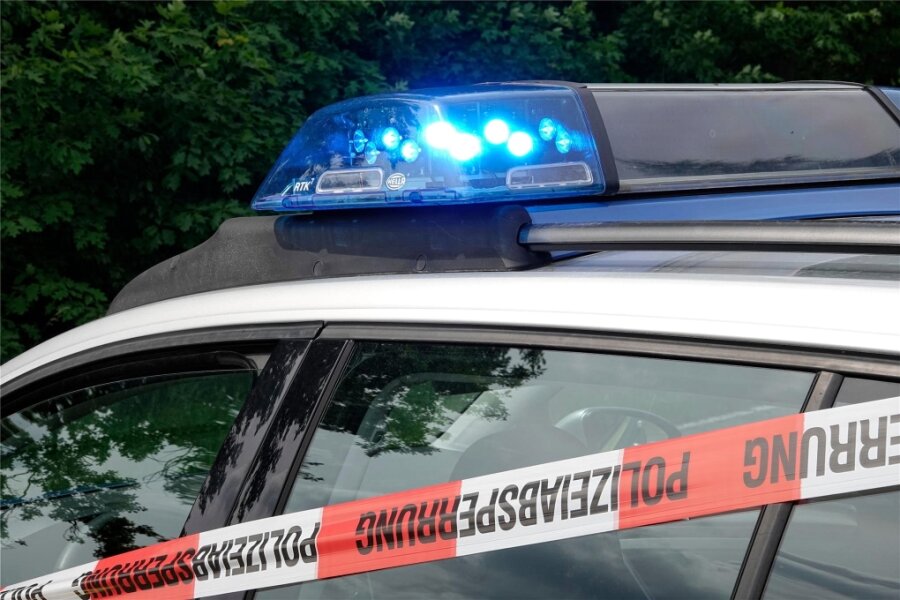 Autobahn 72 bei Zwickau: Mercedes schleudert über Fahrstreifen - Die Polizei musste die A 72 im Unfallbereich für kurze Zeit sperren.