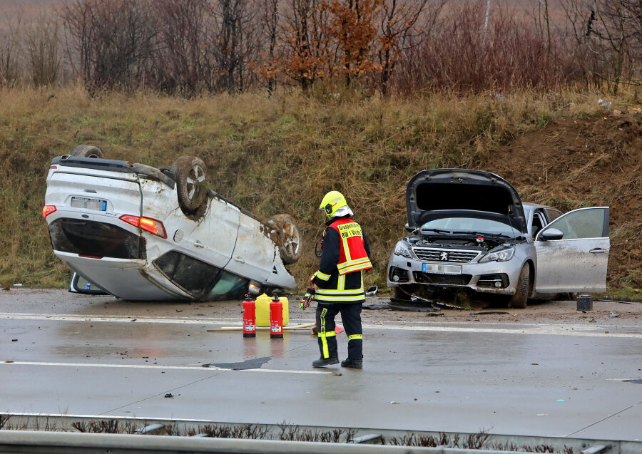 Autobahn bei Glauchau nach Unfall gesperrt - 
