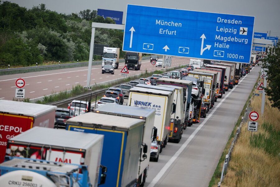 Autobahn GmbH: Zu Ferienzeiten auf Baustellen verzichten - Lkw und Pkw stauen sich auf der A9 vor dem Schkeuditzer Kreuz in Richtung München.