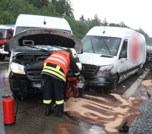 Autobahn nach Unfall gesperrt - Unter anderem diese zwei Mercedes- Transporter sind ineinander gefahren. 