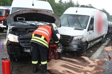 Autobahn nach Unfall gesperrt - Unter anderem diese zwei Mercedes- Transporter sind ineinander gefahren. 