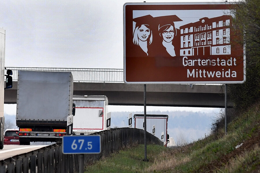 Autobahnschild: Mittweida ist wieder Hochschulstadt - Im April hatten Unbekannte das touristische Hinweisschild manipuliert, über mehrere Wochen war hier der Titel "Gartenstadt Mittweida" zu lesen.
